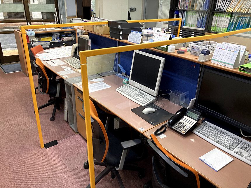 執務室の仕切りパネル